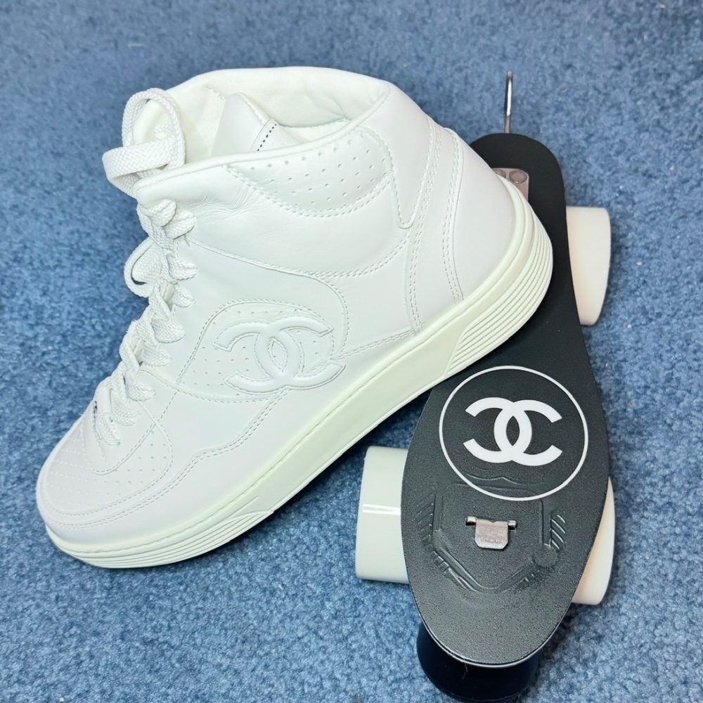 CHANEL 24C White CC Hightop Rollerskates (shoe & Attachment) Full Set 38 RARE!